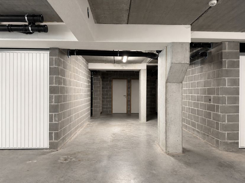 Vlot bereikbare ondergrondse staanplaats in Residentie Blanckaert te Harelbeke. De staanplaats bevindt zich in een ondergrondse parkeergarage en is be