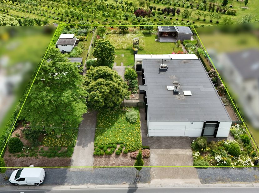 Ontdek deze goed gelegen bungalow op een perceel van 1800 m² in een rustige en groene omgeving en toch op 5 minuten van het op- en afrittencomplex E17