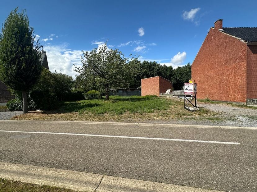 Bel Tom voor een afspraak of meer informatie: 0468 09 81 97!<br />
<br />
Deze bouwgrond, op een perceel van 6a46 voor een halfopen bevindt zich aan d