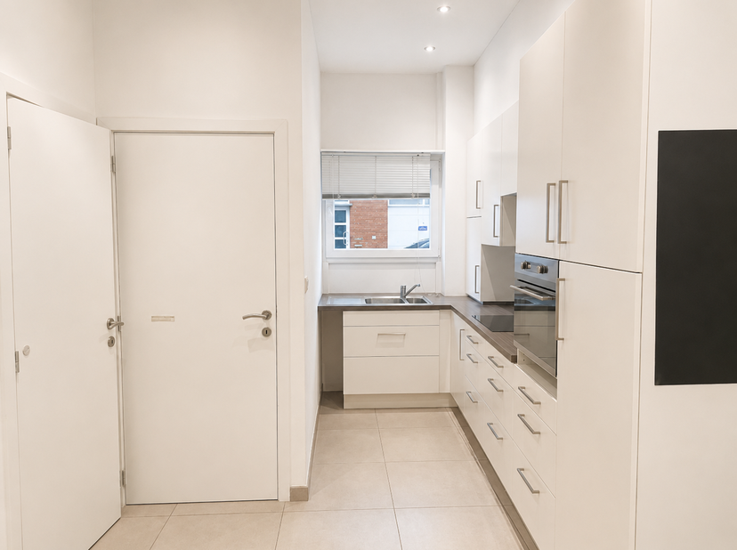 In de gegeerde Aaigemstraat bevindt zich deze recent gerenoveerde woning met drie slaapkamers, een bureau en een gezellig dakterras. Dankzij de uitste