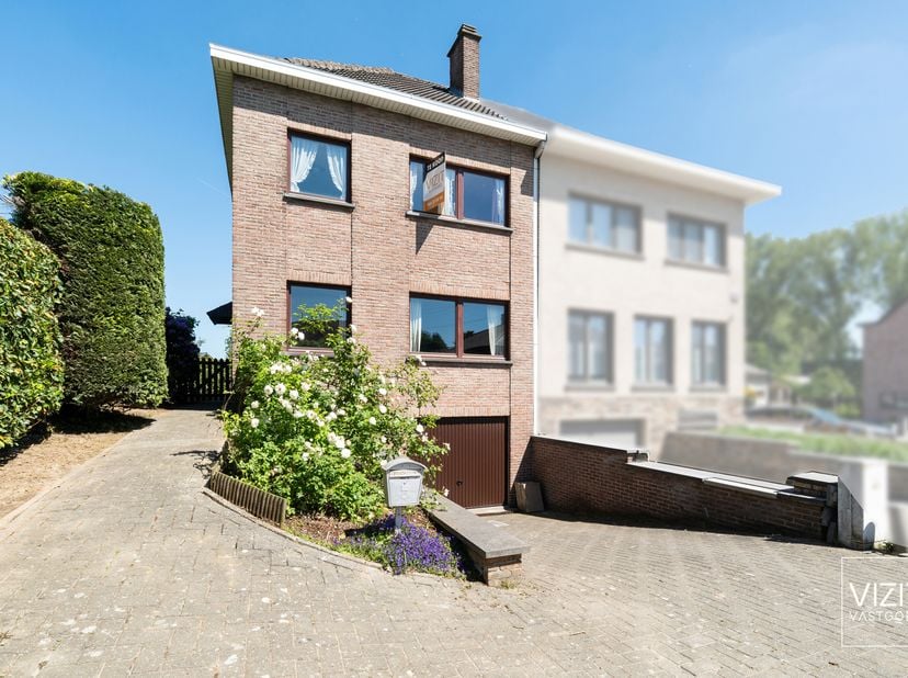 Visites possibles le lundi 27/07 de 17h à 19h sur rendez-vous. Maison semi-ouverte à rafraîchir, située au calme et de manière stratégique dans le qua