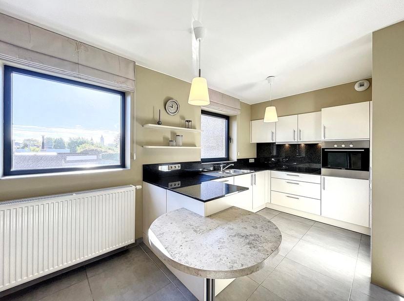 Journée portes ouvertes : samedi 13 juin 2026 (prenez rendez-vous au 0472/62.03.60)<br />
Situation<br />
Cet appartement situé au calme allie confort