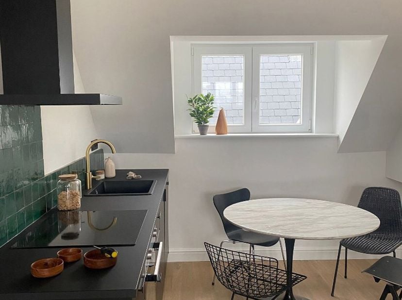 Deze volledig gerenoveerde studio bevindt zich in de Lucas de Heerestraat, een centrale en gegeerde ligging in Gent. Dankzij de vlotte bereikbaarheid
