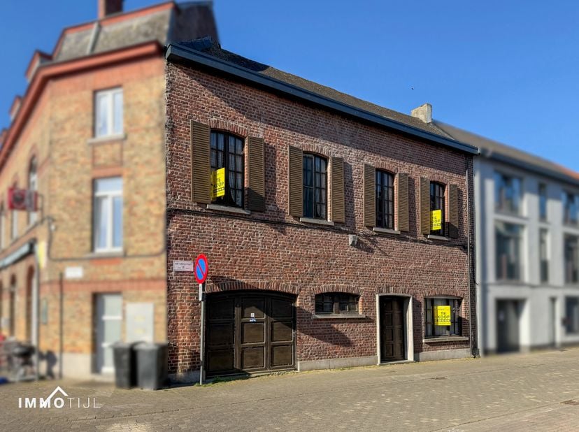 Deze rustig gelegen rijwoning in het centrum van Aalst biedt tal van mogelijkheden voor wie op zoek is naar een woning met beperkte renovatie en opfri