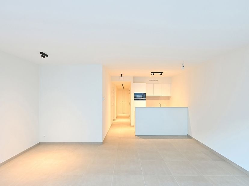 Ongemeubeld nieuwbouwappartement op een steenworp van het Rubensplein.<br />
Inkom met toilet, zonnige woonkamer uitgevend op een ruim terras, open ke