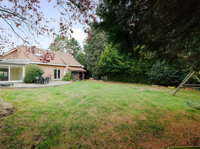GENVAL – In een gegeerde buurt aan de rand van Lasne en La Hulpe, bevindt zich deze aangename villa (3 slpk / 2 badk) op een prachtig perceel van 10 a