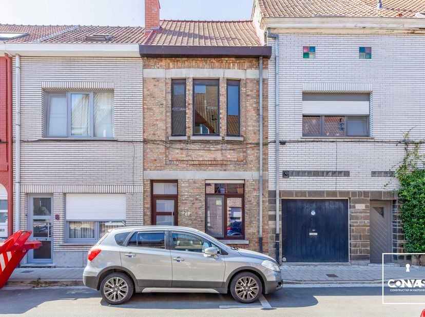 Deze woning is gelegen aan het Fluweelpark te Gent, nabij de grens met Mariakerke, en ligt op een boogscheut van verschillende buurtwinkels, scholen,