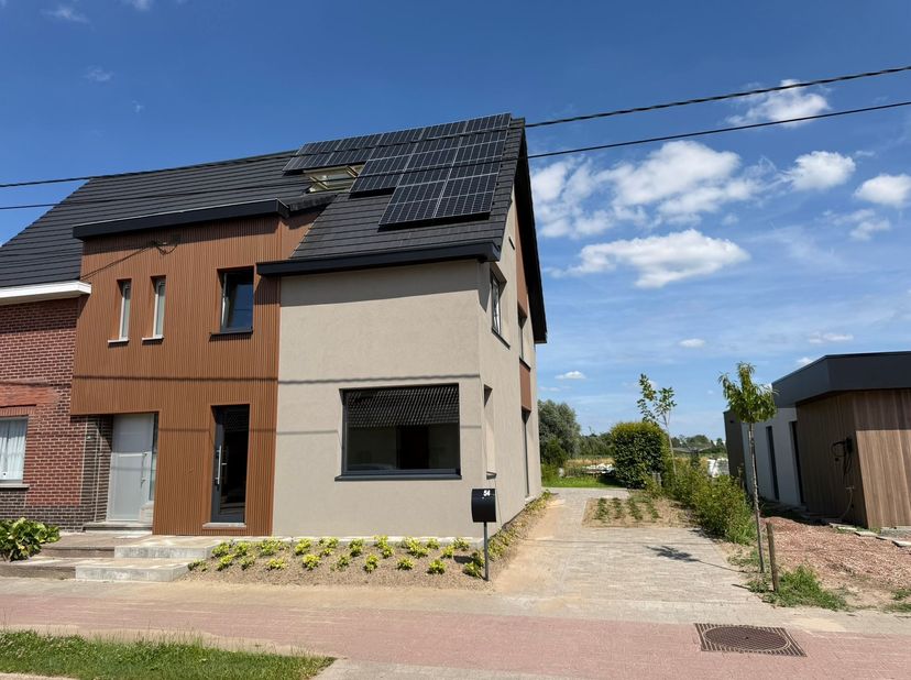 ENERGIEZUINIGE, GERENOVEERDE EN LUMINEUZE HALFOPEN BEBOUWING 180M² MET 3 SLAAPKAMERS, BUREAU, TERRAS, AANGELEGDE TUIN EN AUTOSTAANPLAATS.<br />
 Ligg
