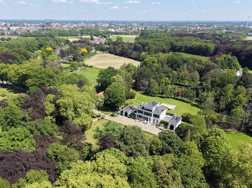 Via een prachtige oprijlaan bereiken we dit kasteel dat dateert uit ±1790 en een bewoonbare oppervlakte heeft van maar liefst ±1500m². Het ligt te mid