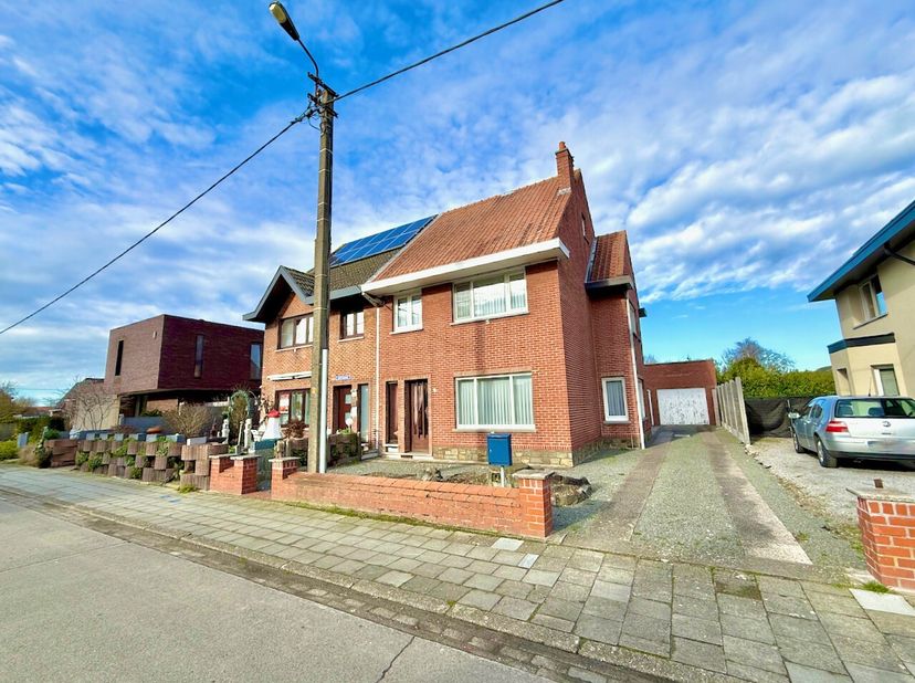 Deze toffe ruime halfopen bebouwing is gelegen in een aangename en rustige straat in Assenede, met winkels, scholen en openbaar vervoer op wandel- en