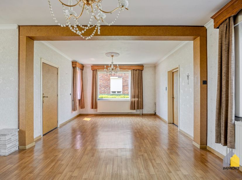OMSCHRIJVING:<br />
- GELIJKVLOERS: Inkomhal met vaste trap naar de verdieping, L-vormige woonkamer met veel lichtinval en vrij uitzicht bestaande uit