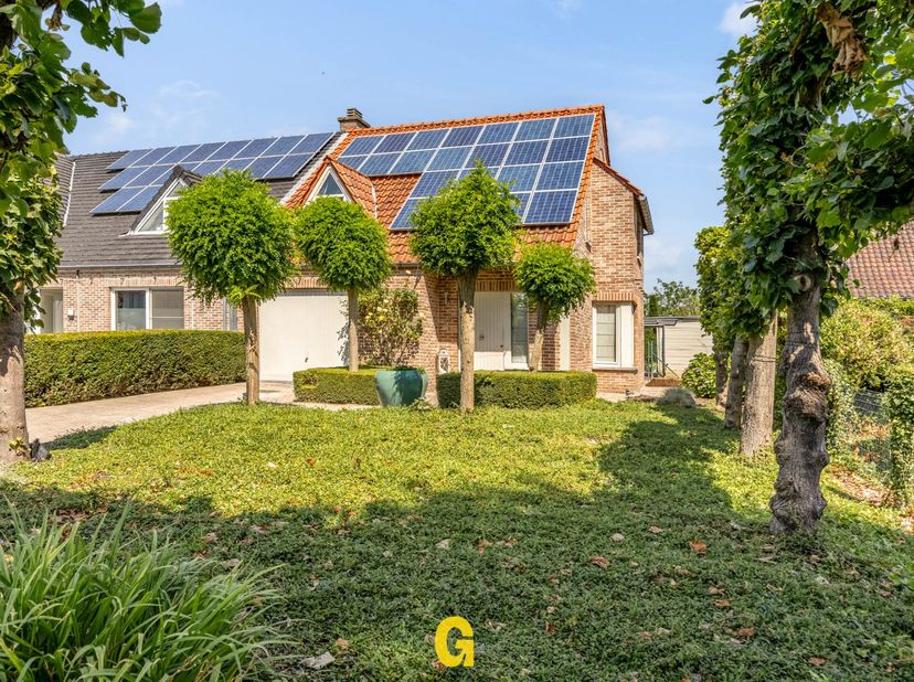 Langs de Heibrikstraat ter hoogte van nummer 46 bevindt zich deze verzorgde half vrijstaande woning met drie slaapkamers en mooie tuin op 7a 10ca. <br