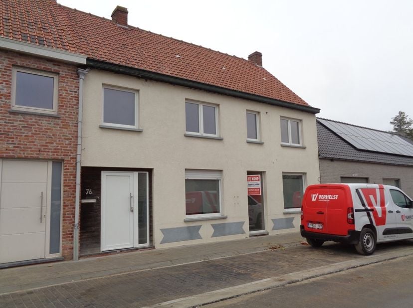 In Koekelare bevindt zich deze instapklare, volledig gerenoveerde woning met een bewoonbare oppervlakte van 156m² .<br />
De woning heeft een lichtrij