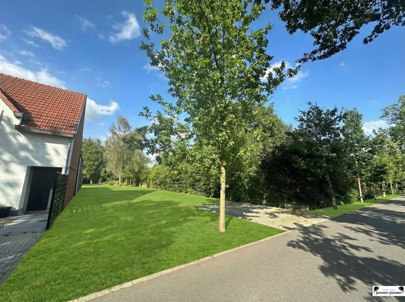 Nog te bouwen open bebouwing op een grond van 747.30 m² in Gooreind Inkom met vestiaire, gastentoilet woonkamer met open leefkeuken, wasplaats, bergin