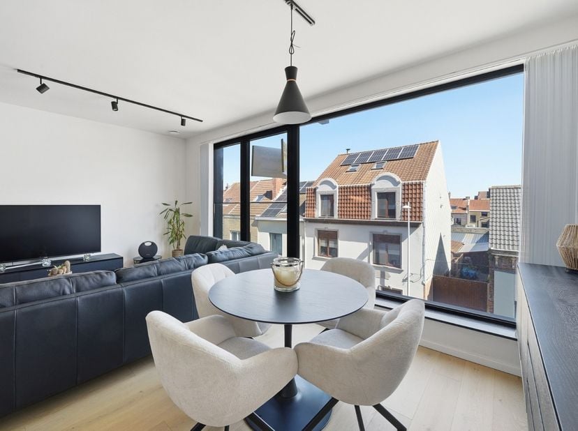 Dit recent appartement met twee slaapkamers, gelegen in Bredene, werd gebouwd in 2025 en is voorzien van de modernste technieken.<br />
<br />
De lich
