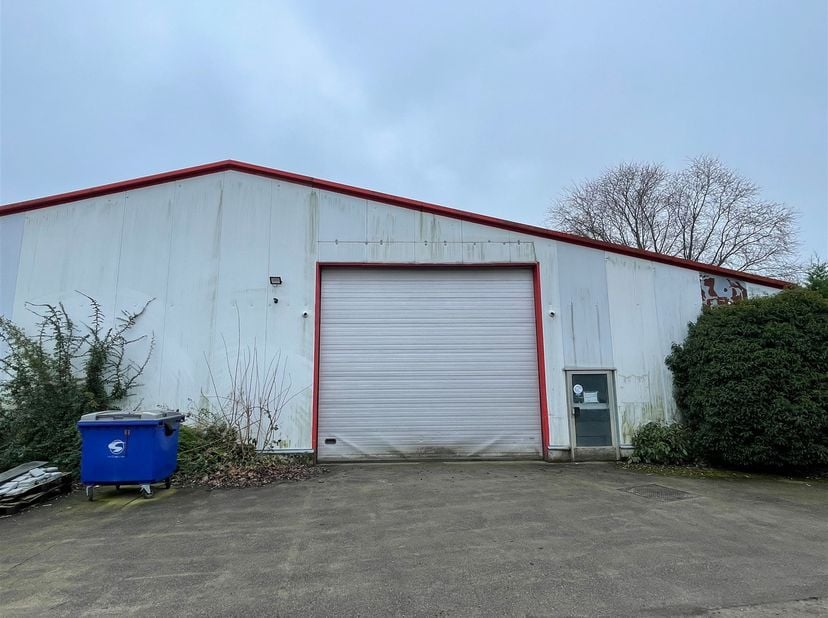 Entrepôt avec deux grandes portes.  Espace de stockage, bureau, sanitaires.  Surface de 490 m². Libre à partir d'aujourd'hui.  Taxe foncière 185 euros