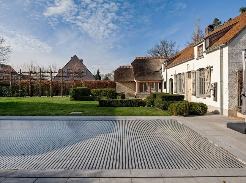 Authentieke hoeve met zwembad op toplocatie aan het Tivolipark<br />
Op een unieke ligging aan het Tivolipark bevindt zich deze volledig omheinde, kar