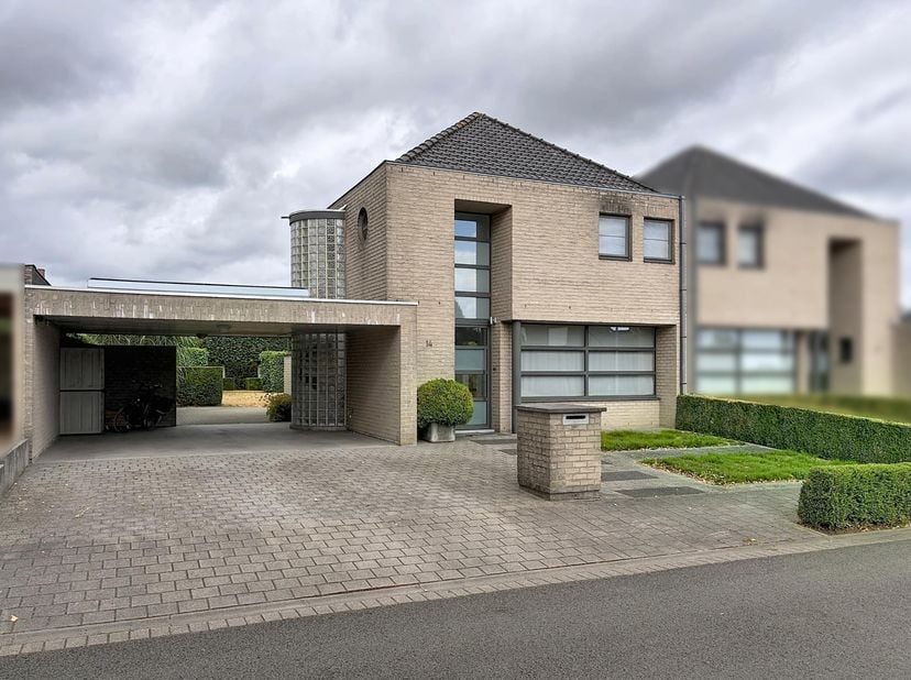 ARCHITECTENWONING IN EEN RUSTIGE WIJK - <br />
<br />
Stap binnen in deze halfopen woning, getekend door architect Rik Vanhulle en gelegen in een rust