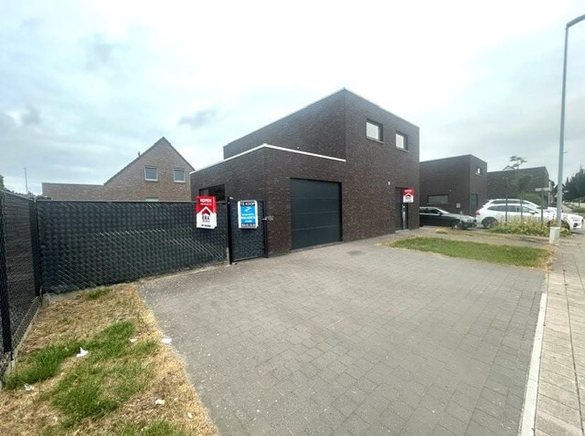Moderne alleenstaande villa met 3 slaapkamers en garage.gelijkvoers:inkom, apart toilet met lavabo, 1° berging, ruime living met open keuken, 2° koele