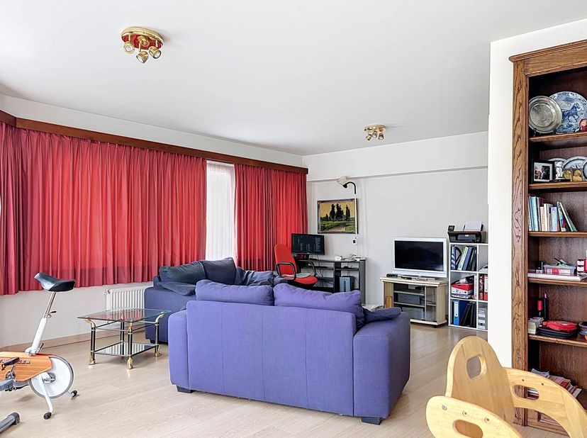 Bent u op zoek naar een ruim en goed onderhouden appartement op een uitstekende locatie in Waregem? Dan is dit appartement precies wat u zoekt! <br />