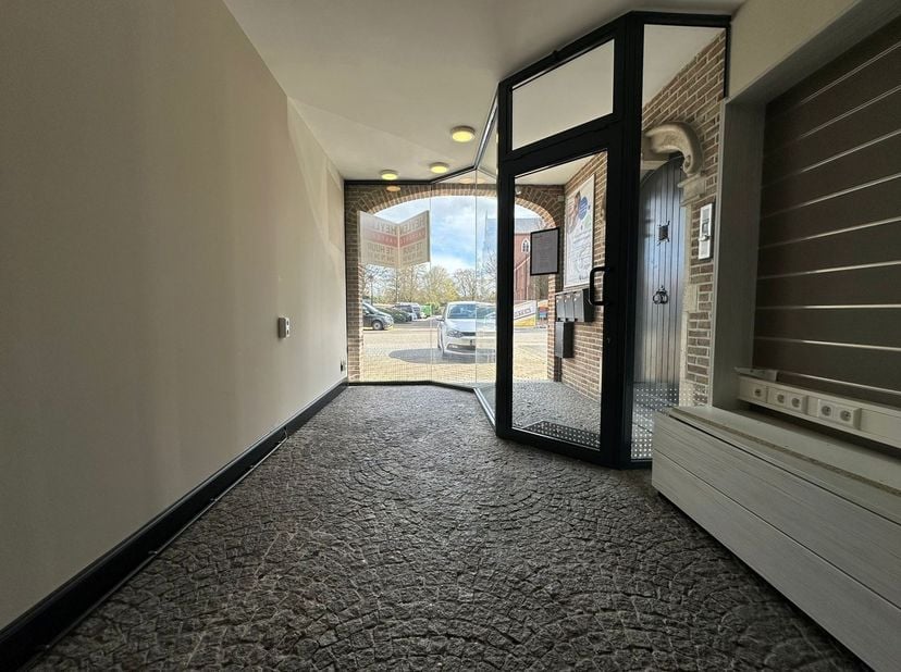 Immeuble commercial de plain-pied dans un emplacement de choix !<br />
<br />
Situation : Idéalement situé dans le centre de Herenthout avec toutes