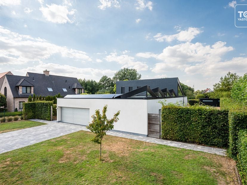 Op meer dan 1.300 m² grond, gelegen in een rustige en residentiële wijk, vindt u deze schitterende (passieve) moderne villa uit 2008 met een bewoonbar