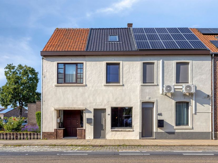 Gerenoveerde stadswoning met 2 slaapkamers, gezellige koer en ruime garagebox op wandelafstand van het centrum van Maaseik.<br />
 <br />
ALGEMEEN<b