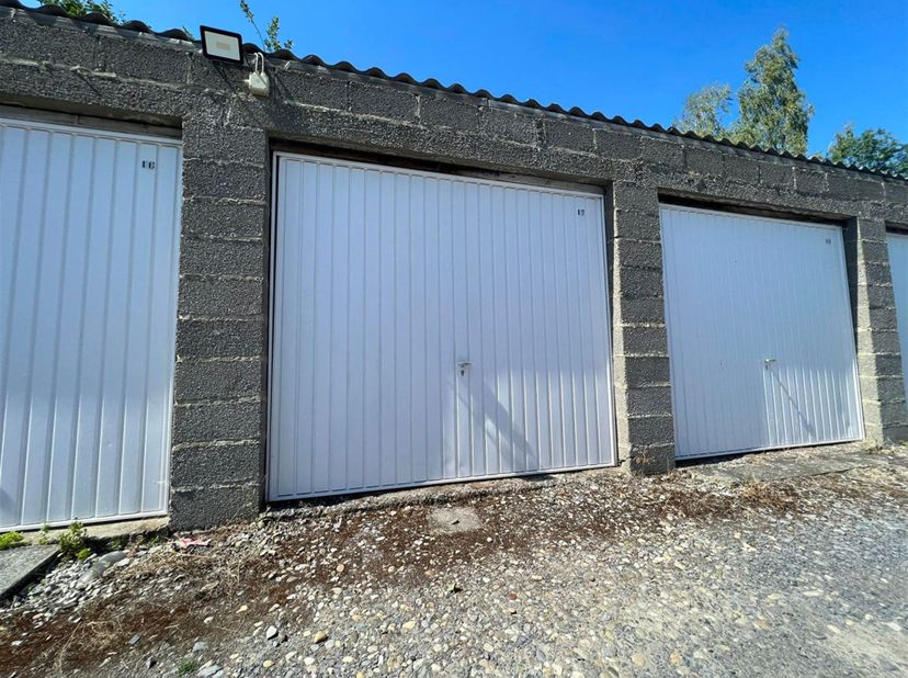 1 garage de 11.5m² au cœur de Rumillies.<br />
Dimensions : 2.54m X 4.53m <br />
Loyer : 60€/mois<br />
Libre de suite <br />
Publicité à caractèr