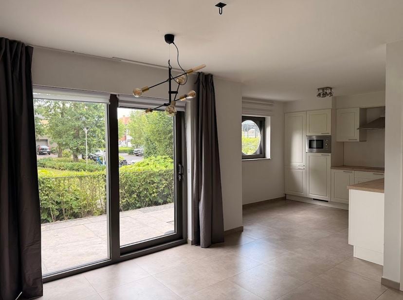 Instapklaar, gelijkvloers appartement met 2 slaapkamers, parking en terras met zicht op het groen!<br />
Dit netjes afgewerkt appartement is gelegen o