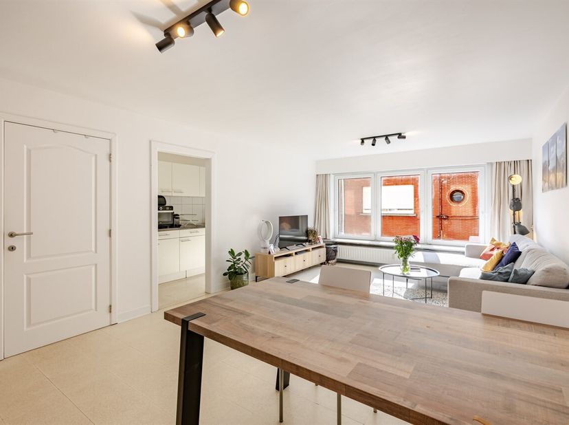 Op zoek naar een zorgeloos appartement op een uitstekende locatie? Dan is dit recent gerenoveerde en perfect instapklare appartement beslist een bezoe