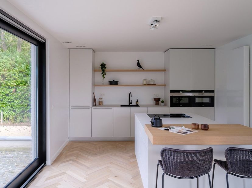 In een rustige, rustige woonwijk in De Pinte staat deze alleenstaande woning, omringd door het groen.<br />
De ruime inkomhal met apart gastentoilet v