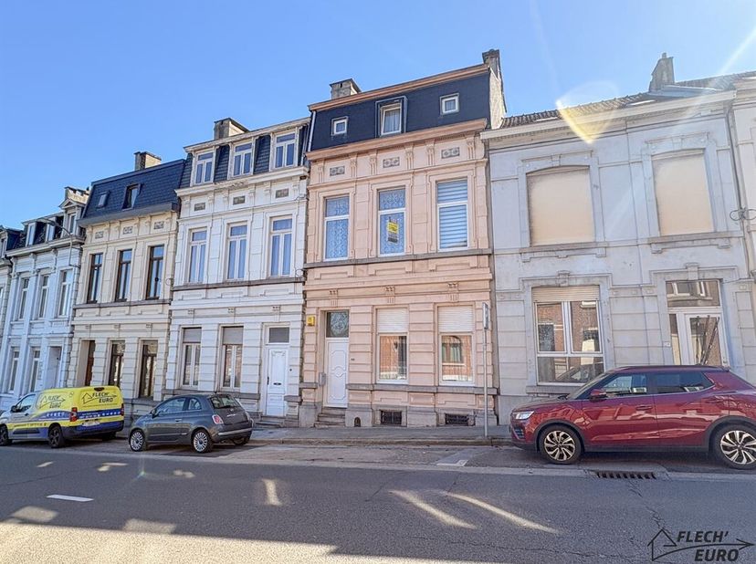 Découvrez cette agréable maison unifamiliale, parfaitement adaptée à une vie de famille. <br />
Au rez-de-chaussée, vous serez accueilli par deux salo