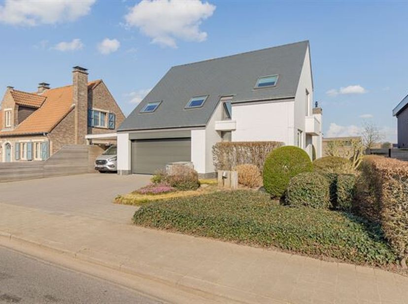 INSTAPKLARE OPEN BEBOUWING MET TIJDLOZE ARCHITECTUUR, 4 SLAAPKAMERS EN MOOIE TUIN OP 8A 51CA.<br />
 De villa is gelegen langsheen de Kapelstraat in e