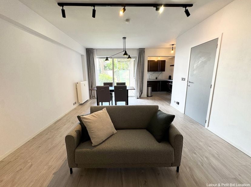 SCHAERBEEK - entre le Square Plasky et place Jamblinne de Meux. Superbe APPARTEMENT meublé (1ch/1sdd) de 64m² avec terrasse . Situé au 1er étage, il s