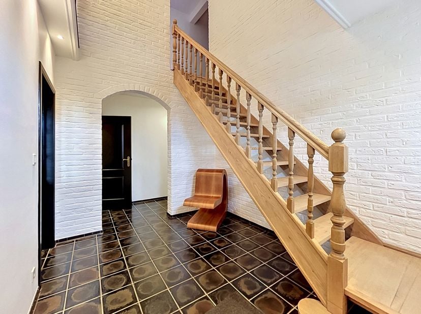 In het pittoreske Aldeneik vind je deze knappe woning met 3 slaapkamers terug. De vrijstaande woning is uitgerust met centrale verwarming door middel