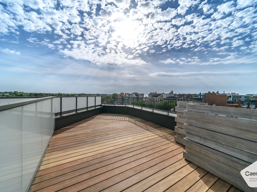Op een absolute topligging in de Zeelaan van Koksijde bevindt zich deze ruime en volledig gemeubelde penthouse-duplex met 4 slaapkamers, 3 terrassen e
