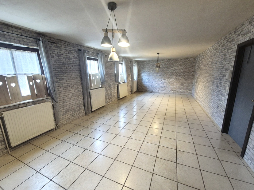 À Vendre : Appartement 2 chambre avec balcon à Manage !<br />
Situé à Rue Neuve, 33 à 7170 Manage, cet appartement situé au 1ème étage de ±90 m² offre