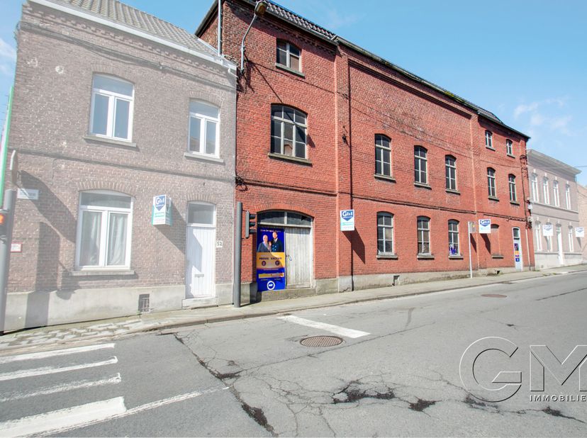 MOUSCRON<br />
Située dans le quartier de la gare, ancienne brasserie disposée sur plusieurs niveaux, disposant de plus de 1100m² aménageables (nombre