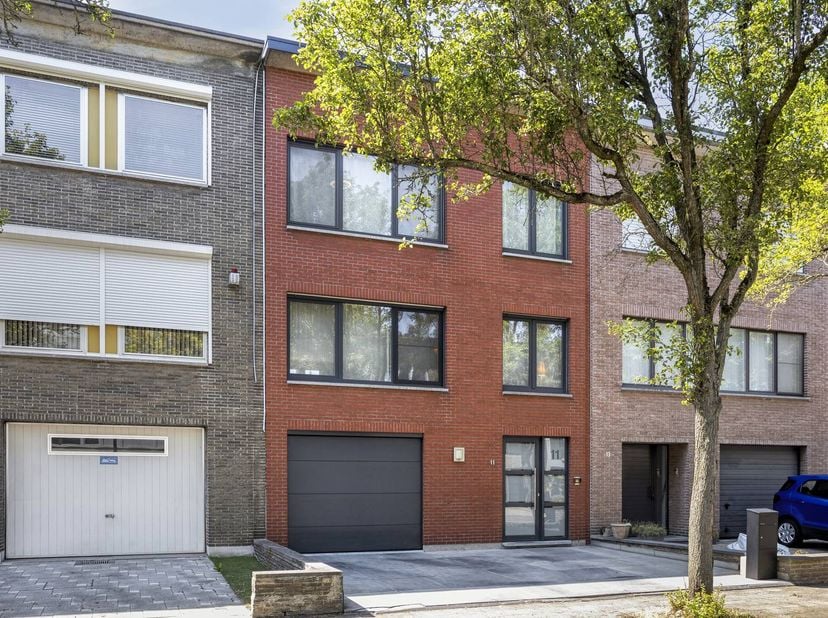 Op zoek naar een ruim, energiezuinig en volledig instapklaar huis te koop in Borsbeek? Deze prachtige bel-etage combineert modern comfort met een uits