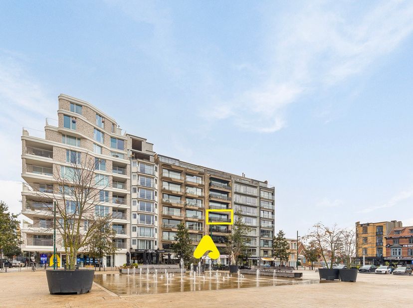 Depuis cet appartement lumineux et idéalement situé, vous profitez d’une vue dégagée sur le marché de La Panne. Grâce à sa situation en étage élevé, l