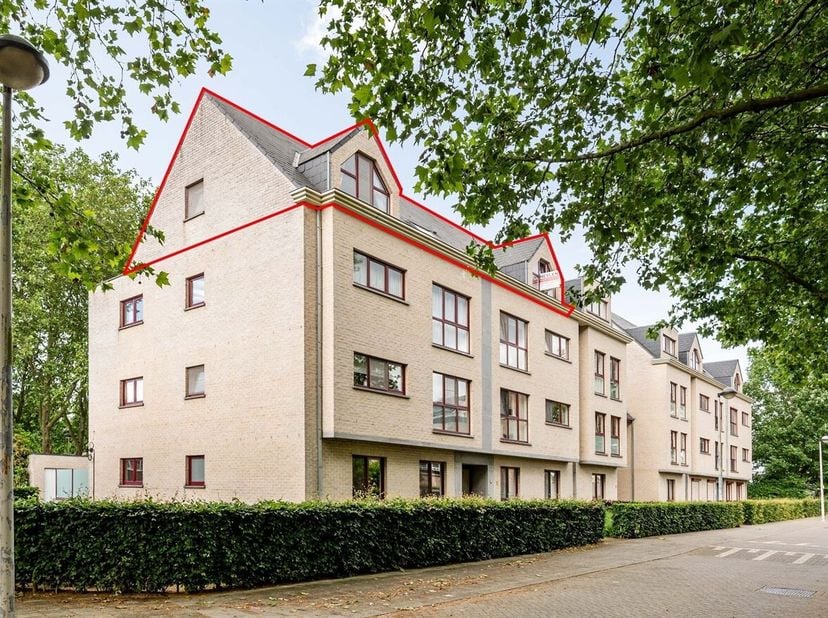 Dit appartementsgebouw, gebouwd in 2006, werd door de jaren heen perfect onderhouden. Gelegen in een autoluw en doodlopende straat geniet deze woning