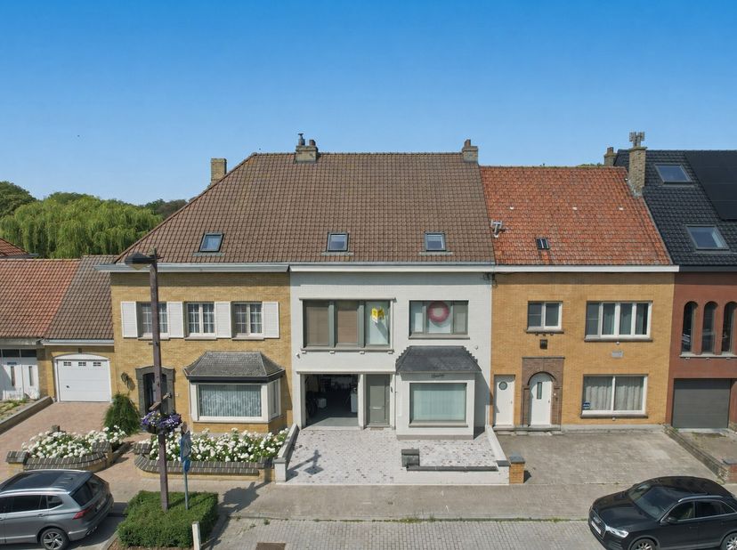Ruime en instapklare rijwoning in het hart van Nieuwpoort op 284 m² met garage en nieuwe oprit!<br />
Deze verrassend ruime woning (274 m²) combineert