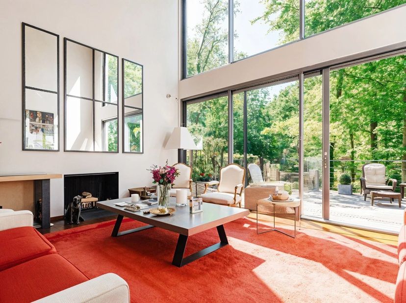 Gelegen in een prestigieus gebouw uit 2002, ontworpen door de beroemde architect Marc Corbiau, combineert dit schitterende duplexappartement van 238 m