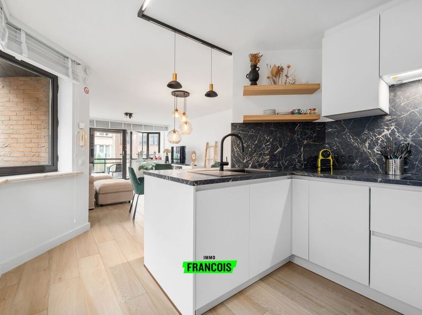 Op de tweede verdieping bevindt zich dit prachtig totaal gerenoveerde appartement met een bewoonbare oppervlakte van 85 m². Dankzij de uiterst central