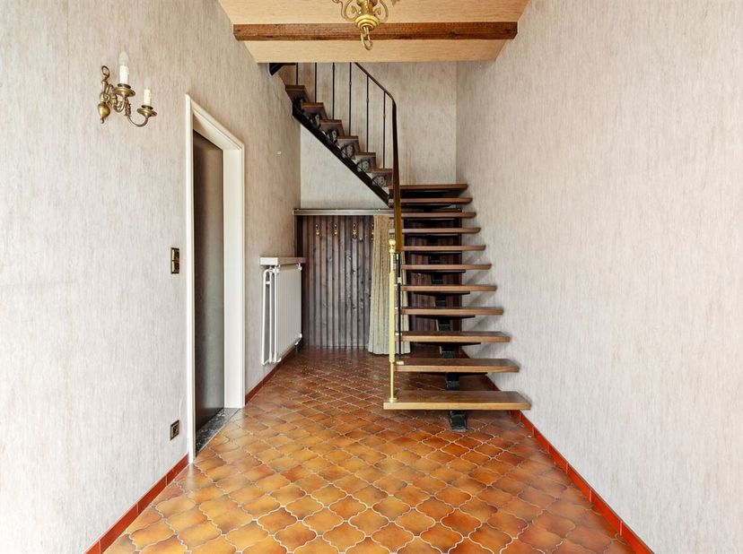Description :<br />
Premier étage :<br />
Depuis le hall d'entrée, un escalier mène au premier étage. Le hall donne accès au salon lumineux, aménagé e