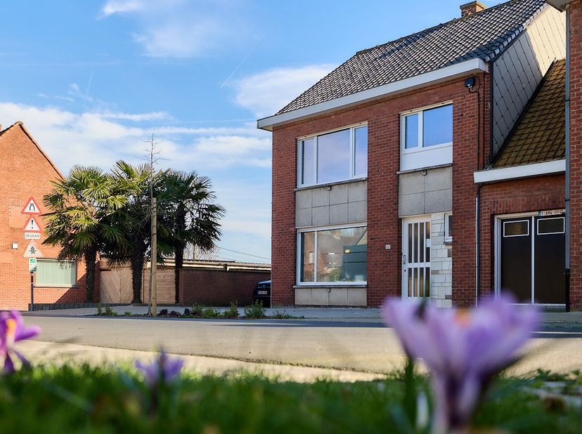 <br />
<br />
Geen woning die zich meteen volledig prijsgeeft, maar eentje die je stilaan leert kennen… en waarderen. Achter de degelijke structuur sc