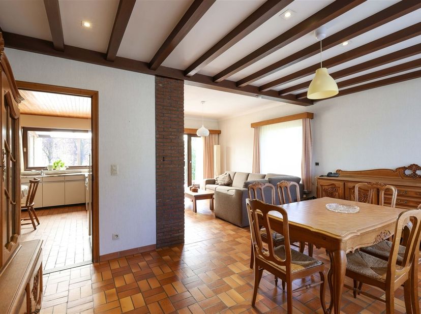 Tijdloze gezinswoning met 3 slaapkamers, residentieel en groen gelegen op een knap perceel van 9a<br />
<br />
Omgeving:<br />
+ Rustig gelegen met