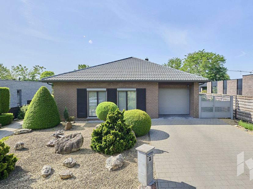 Gelijkvloerse woning (154 m²) met een lichtrijke woonkamer, 3 slaapkamers en een inpandige garage op een zuidelijk georiënteerd perceel van 702 m².<br