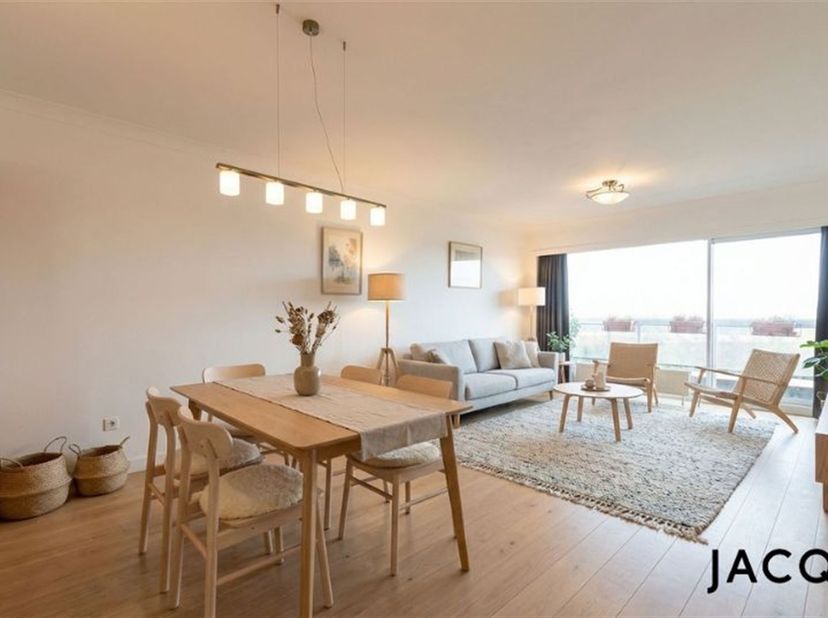 JACQ. Real Estate stelt u graag dit ruime en lichtrijke appartement voor te Merksem! Het appartement is ideaal gelegen nabij alle invalswegen, winkels