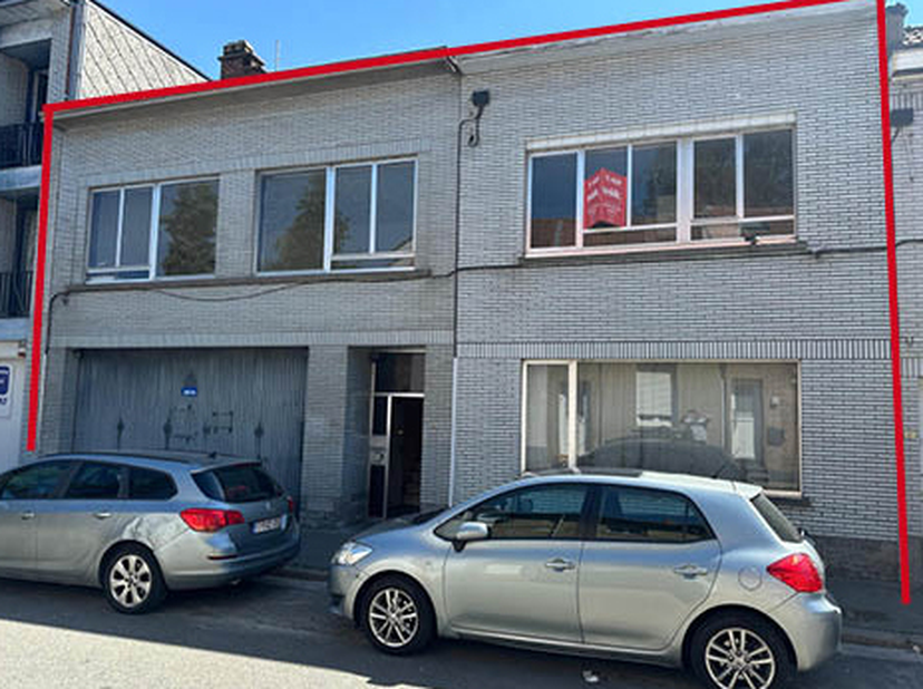 TE RENOVEREN WONING -<br />
Bent u op zoek naar een woning die u nog volledig naar u eigen smaak kan inrichten? Dan is deze woning zeker een bezoek wa